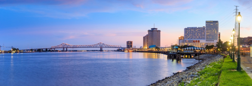 Blick über den Hafen und Skyline von New Orleans am Abend